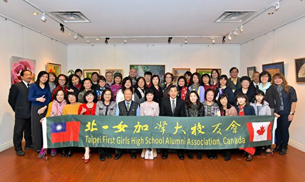 图：北一女加拿大校友会举行2019绿缘艺文双年展“花团锦簇”，展现最聪明的笔，描绘出的最漂亮作品。（北一女加拿大校友会提供）