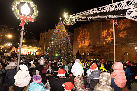 高高的重型吊車載著聖誕老人，在夜空中緩緩移向聖誕樹，人們翹首以盼聖誕點燈時刻的到來。