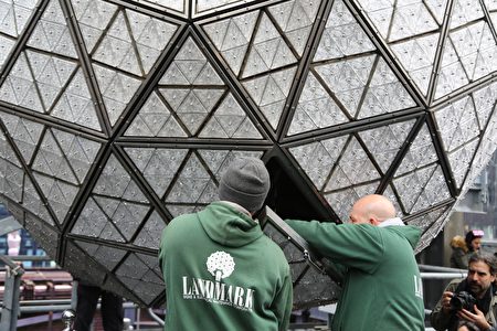 12月27日时代广场倒计时落球仪式主办方向公众演示最后一块水晶安装到水晶球上。