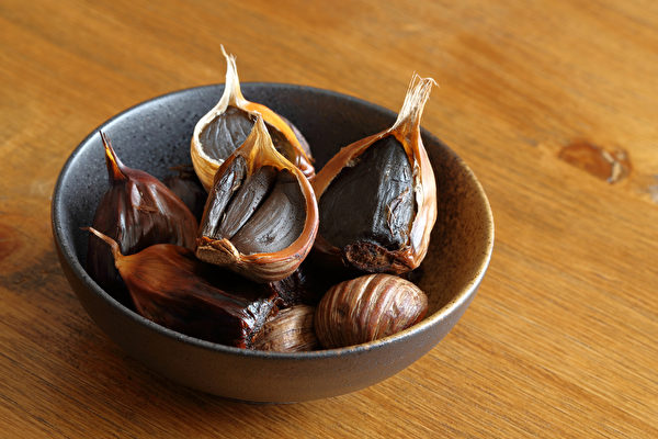和生蒜相比，發酵製成的黑蒜大蒜素較低，味道比較溫和。(Shutterstock)
