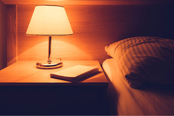 营造一个理想的睡眠环境，也有助于进入深度睡眠。(Shutterstock)