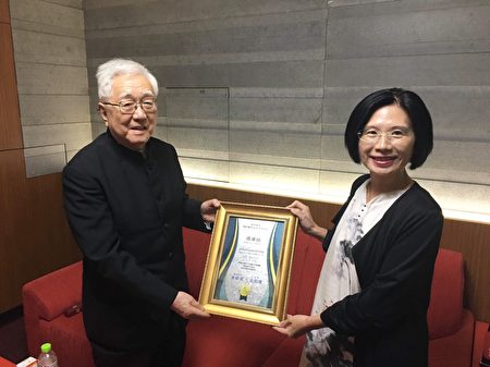  茑松艺术高中家长会长童郁茹(右)致送感谢状予高龄91岁旳秋山纪夫指挥。