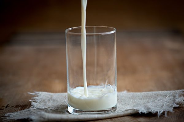 牛奶中的维生素以B2最多，维生素B2能滋润肌肤、养颜美容、预防口角炎以及眼睛病变的发生。(Shutterstock)