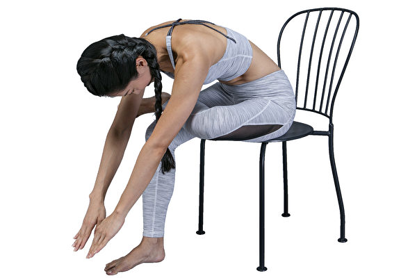 基本的筋膜放松操之四：在做的过程中，按压并伸展大腿外侧根部。（幸福文化提供）