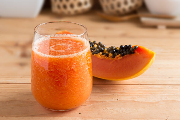 木瓜蜜奶不僅有著木瓜清香和綿密口感，還有美白除斑、護眼、降脂的益處。(Shutterstock)
