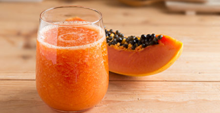 木瓜蜜奶不仅有着木瓜清香和绵密口感，还有美白除斑、护眼、降脂的益处。(Shutterstock)