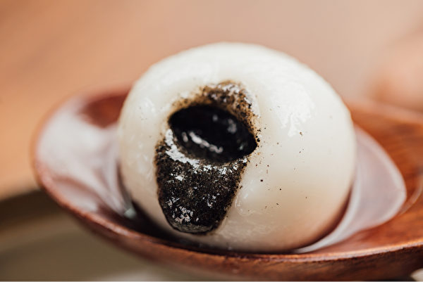 汤圆的外皮食材是糯米粉，吃多了较难消化，它的热量也很惊人。(Shutterstock)