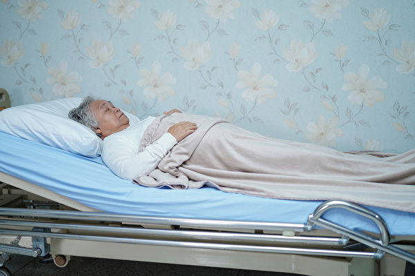褥瘡的癒合能力隨著年齡增長就越來越弱。應如何預防生褥瘡？(Shutterstock)