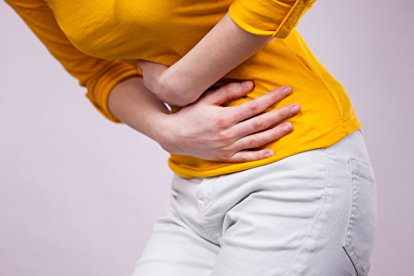 有些人胃痛，经检查却发现是肝脏出了问题。(Shutterstock)