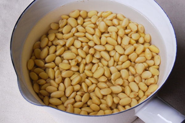 大豆養生料理：電鍋煮全豆漿（不濾渣）的泡豆過程。（行政院農糧署提供）