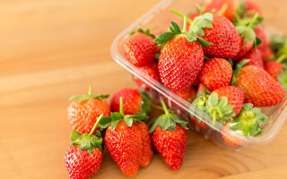 草莓有护肤、控血糖和血脂等功效，怎样处理能保留更多营养？(Shutterstock)