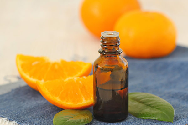 橘皮提煉出的橘子精油可提振精神，用於平復沮喪與焦慮。(Shutterstock)