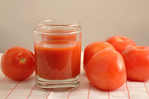 番茄汁富含番茄紅素，有抗老化、抗癌防癌、保護心血管等好處。(Shutterstock)