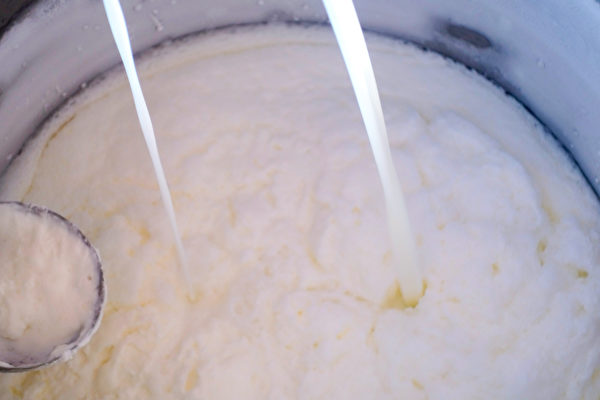 酸奶「yogurt」一詞，可能來自土耳其語的「yoğurmak」。圖為土耳其傳統鹹酸奶。(Shutterstock)