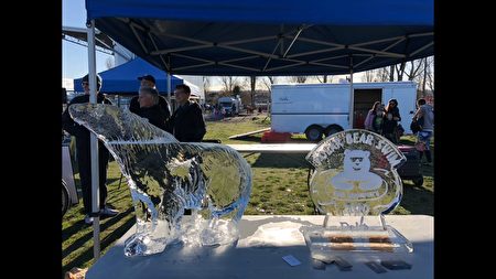 冰雕艺术家 现场雕刻的北极熊和北极熊冬泳标志冰雕