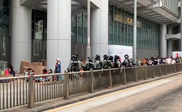 1月19日港人集會，防暴警察在金鐘高等法院一帶戒備。（大紀元視頻截圖）