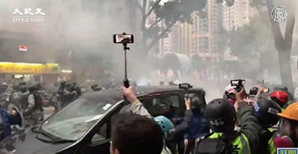 1月1日，港人元旦游行中，防暴警察发射催泪弹。（大纪元视频截图）