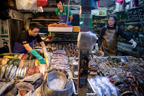 图为2019年7月10日北京一家海鲜市场。（NICOLAS ASFOURI/AFP via Getty Images）