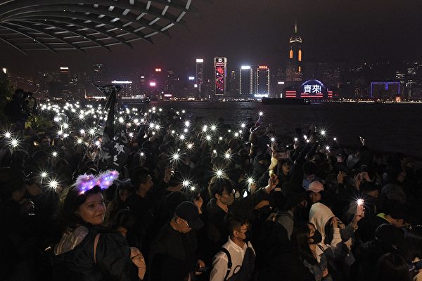 2019年12月31日晚，港人聚集一起跨年，繼續表達訴求。（PHILIP FONG/AFP via Getty Images）