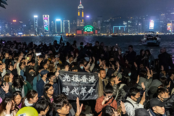 2020年1月1日凌晨，港人聚集一起跨年，繼續表達訴求。（Anthony Kwan/Getty Images）