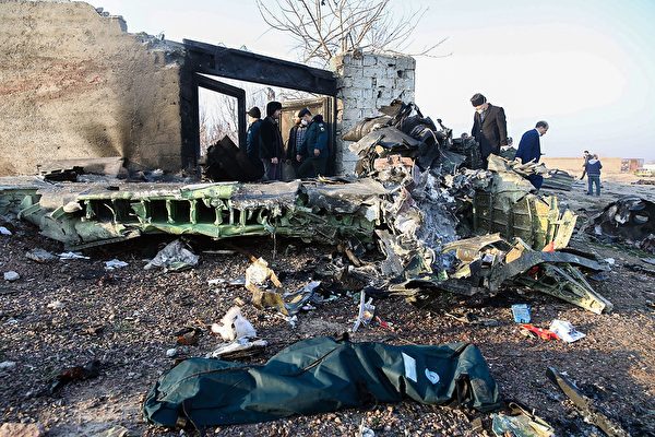 2020年1月8日凌晨，一架搭载176名乘客的乌克兰客机在伊朗首都德黑兰坠毁，机上所有人遇难。图为坠毁现场。（ROUHOLLAH VAHDATI/ISNA/AFP via Getty Images）