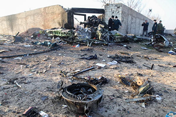 2020年1月8日凌晨，一架搭载176名乘客的乌克兰客机在伊朗首都德黑兰坠毁，机上所有人遇难。图为坠毁现场。（ROUHOLLAH VAHDATI/ISNA/AFP via Getty Images）