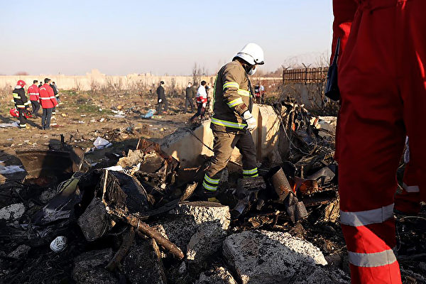 2020年1月8日凌晨，一架搭載176名乘客的烏克蘭客機在伊朗首都德黑蘭的伊瑪目霍梅尼機場附近墜毀，機上所有人遇難。圖為救援隊在現場進行搜索工作。(BORNA GHASSEMI/ISNA/AFP via Getty Images)