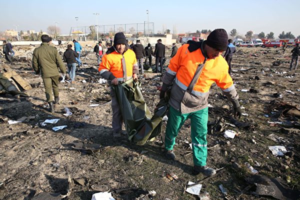 2020年1月8日凌晨，一架搭載176名乘客的烏克蘭客機在伊朗首都德黑蘭的伊瑪目霍梅尼機場附近墜毀，機上所有人遇難。圖為救援隊在現場進行搜索工作。(AFP via Getty Images)