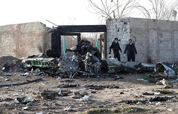2020年1月8日凌晨，一架搭載176名乘客的烏克蘭客機在伊朗首都德黑蘭的伊瑪目霍梅尼機場附近墜毀，機上所有人遇難。圖為救援隊在現場進行搜索工作。(AFP via Getty Images)