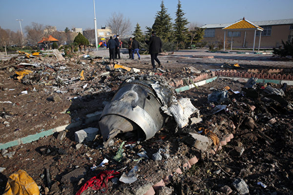2020年1月8日凌晨，一架搭载176名乘客的乌克兰客机在伊朗首都德黑兰坠毁，机上所有人遇难。图为坠毁现场。（AFP via Getty Images）