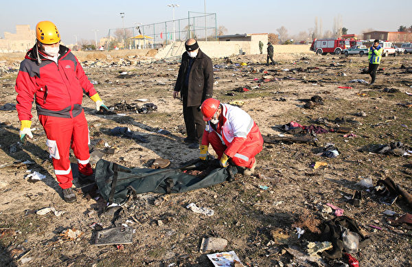 2020年1月8日凌晨，一架搭载176名乘客的乌克兰客机在伊朗首都德黑兰的伊玛目霍梅尼机场附近坠毁，机上所有人遇难。图为救援队在现场进行搜索工作。(AFP via Getty Images)