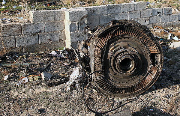 2020年1月8日凌晨，一架搭載176名乘客的烏克蘭客機在伊朗首都德黑蘭的伊瑪目霍梅尼機場附近墜毀，機上所有人遇難。圖為墜毀現場。(AFP via Getty Images)