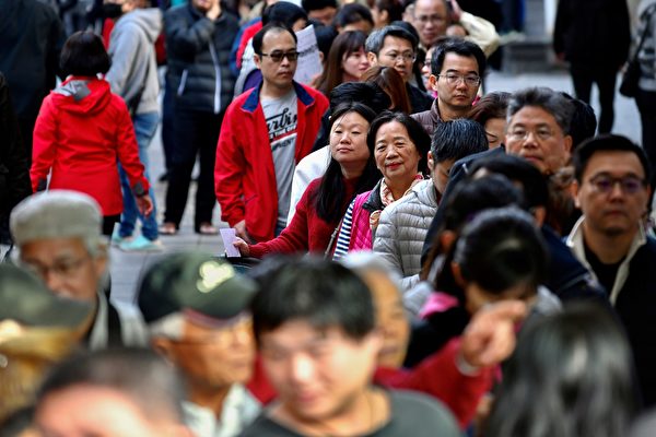 1月11日，中華民國舉行總統副總統及第10屆立法委員選舉。圖為新北市投票現場。 （SAM YEH/AFP via Getty Images）