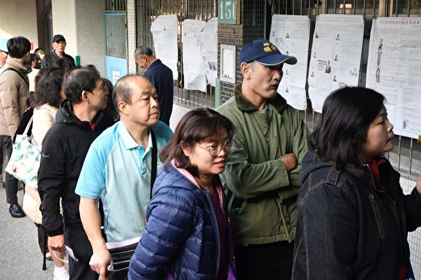 1月11日，中华民国举行总统副总统及第10届立法委员选举。图为新北市投票现场。 （SAM YEH/AFP via Getty Images）