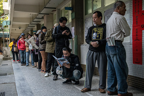 1月11日，中华民国举行总统副总统及第10届立法委员选举。图为台北市投票现场。（Carl Court/Getty Images）