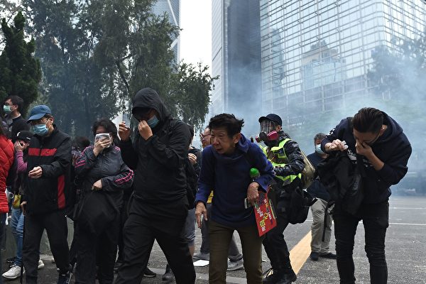 1月19日，防暴警察在德輔道中與金鐘道交界處連續發射多枚催淚彈。（PHILIP FONG/AFP via Getty Images）