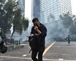 不畏疫情 香港反送中示威者堵路60人被捕