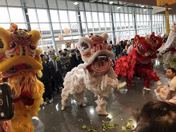 圖：溫哥華奔馳車行每年舉辦新年慶賀活動，現場與來賓共享中華傳統文化習俗與表演。（邱晨/大紀元）