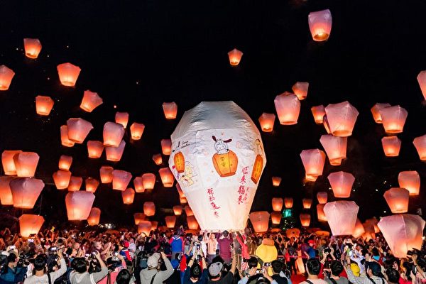 图：台湾观光局将于二月份开始启动黄历新年鼠年的一系列活动，包含了台湾灯会、平溪天灯节，以及具有民俗意义的盐水蜂炮等。（台湾观光局提供）