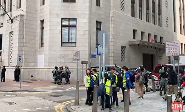 1月19日港人集会，防暴警察在金钟高等法院一带戒备。（大纪元视频截图）