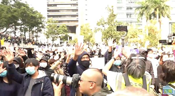 1月19日，港人举行流水式集会，现场齐唱《愿荣光归香港》，并伸出五手指，表示五大诉求。（大纪元视频截图）