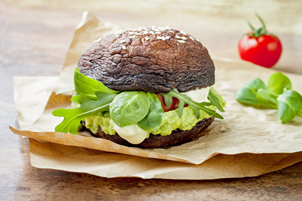 在家自製漢堡、漢堡排，有很多營養、熱量低而口感好的替代品。(Shutterstock)