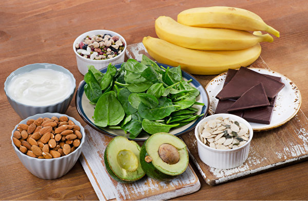 常吃含鎂食物可以幫助補充鎂，改善情緒。如綠葉蔬菜就富含鎂。(Shutterstock)