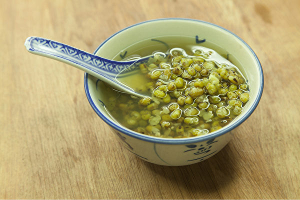 喝绿豆汤有解酒的效果。(Shutterstock)