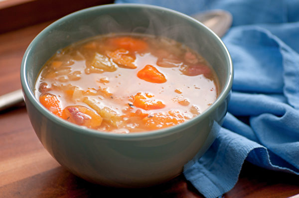 高桥弘综合长期以来的研究成果，建议运用四种常见食材煮“抗癌蔬菜汤”。(Shutterstock)