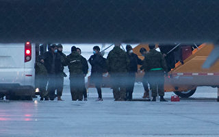 加拿大第2架撤侨专机抵达安省空军基地