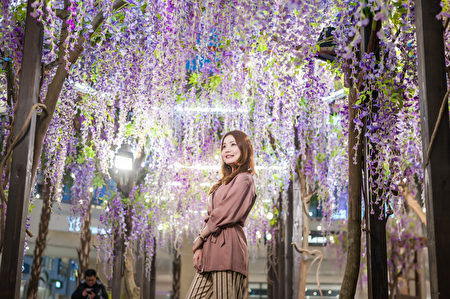 MITSUI OUTLET PARK林口,在中央广场营造“紫藤花海秘境”的梦幻美景。