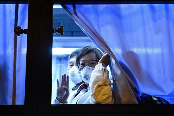 专家表示，无症状感染者、检测呈阴性者，不代表未携带新型冠状病毒，因此下船后依然需要做谨慎防护。图为从钻石公主号撤离的美国旅客。(KAZUHIRO NOGI/AFP via Getty Images)