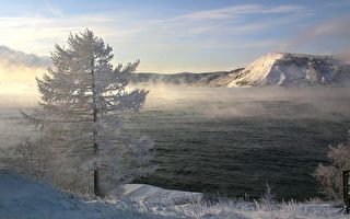 俄贝加尔湖的冰块清澈透明 犹如巨型钻石