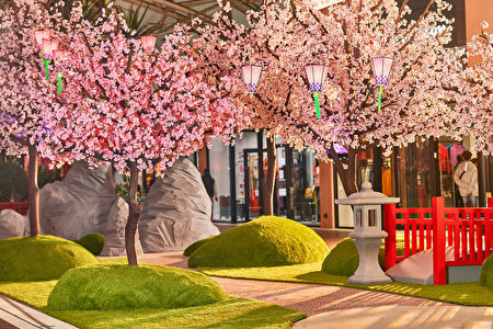 MITSUI OUTLET PARK今年更巧妙运用高雅淡粉的“染井吉野樱”,搭配艳丽动人的“山樱”,升级再推出户外日式“樱花神社公园”。